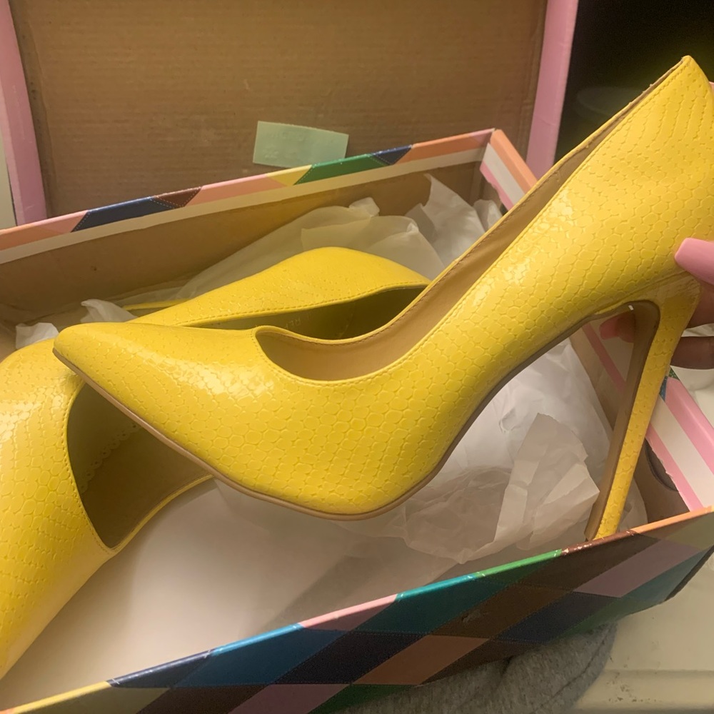 Yellow snake print point toe stiletto